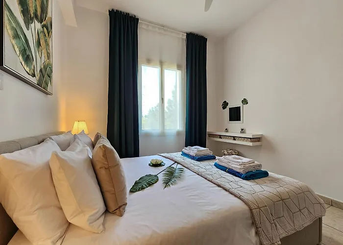 Aphrodites Pearl Luxury 3 Bed *