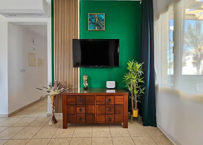 Aphrodites Pearl Luxury 3 Bed *