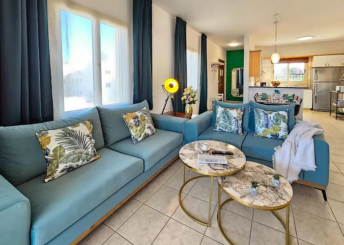 Aphrodites Pearl Luxury 3 Bed *